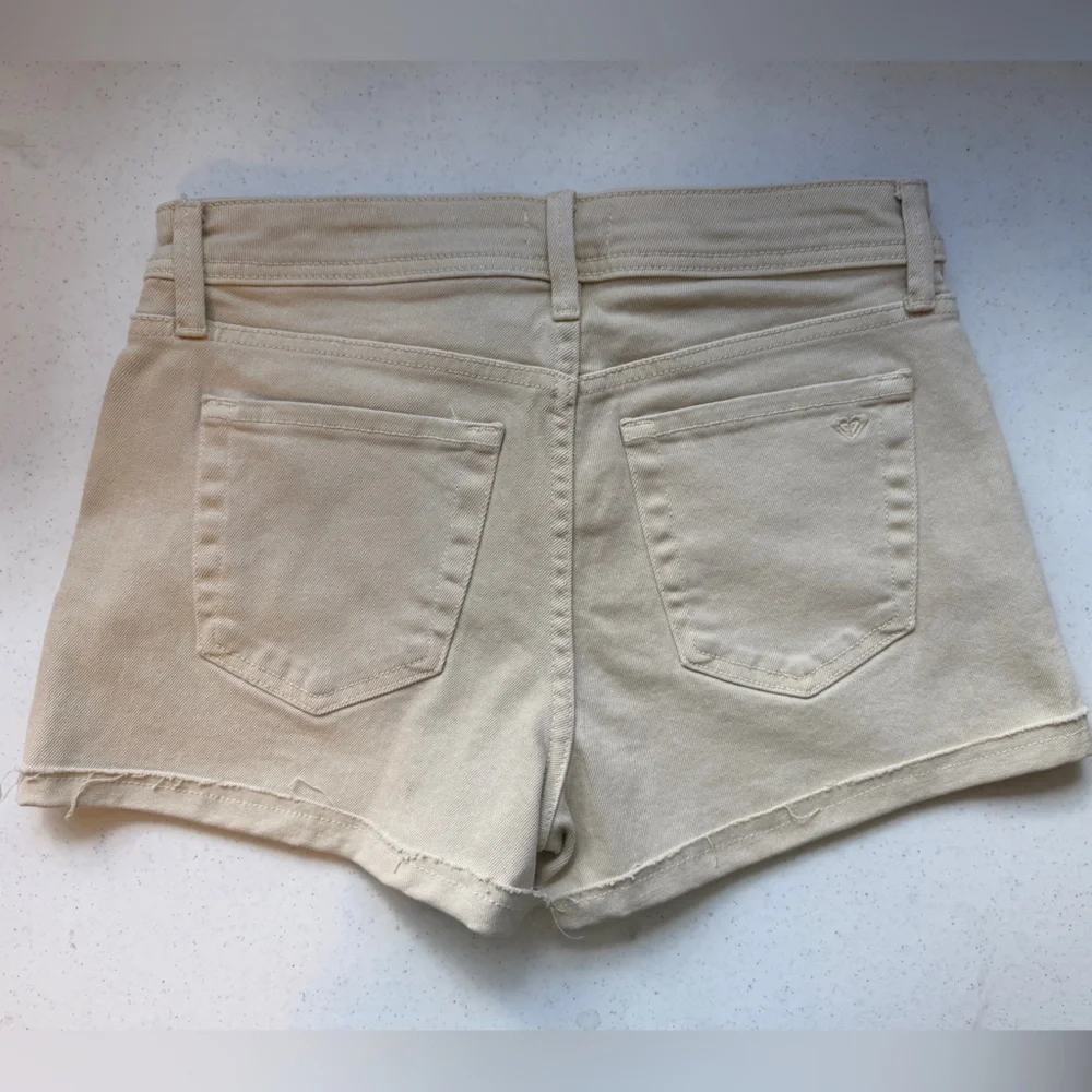 Roxy “Life is Short” Cream/Tan Shorts – Size 5 (NWT)